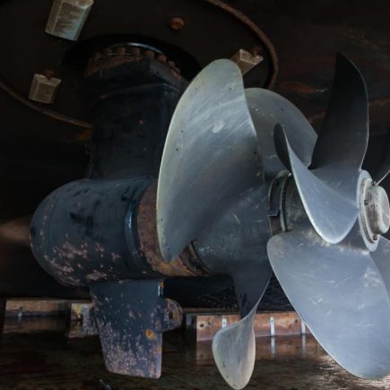 Como a hélice impacta a manobrabilidade do barco